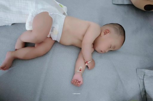 汶上三个月宝宝抬头不稳 汶上三个月宝宝抬头不稳